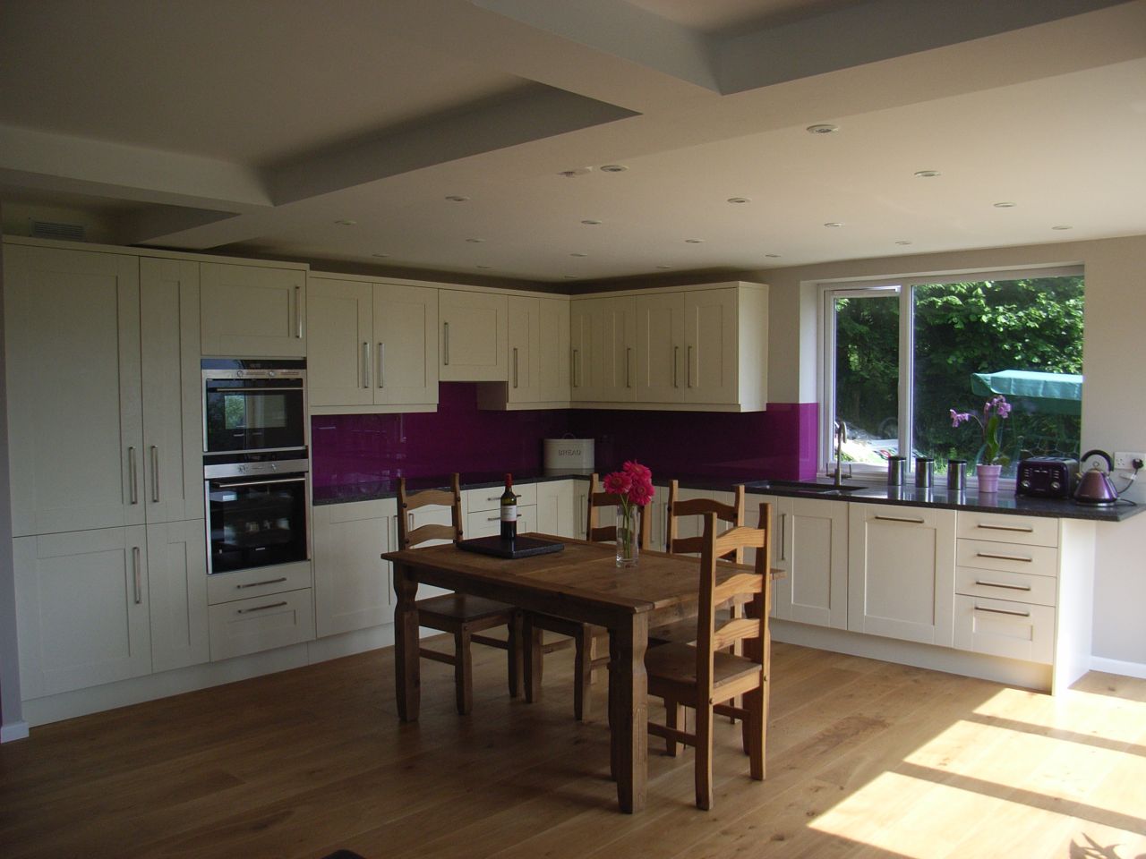 kitchen diner with purple glass splashback