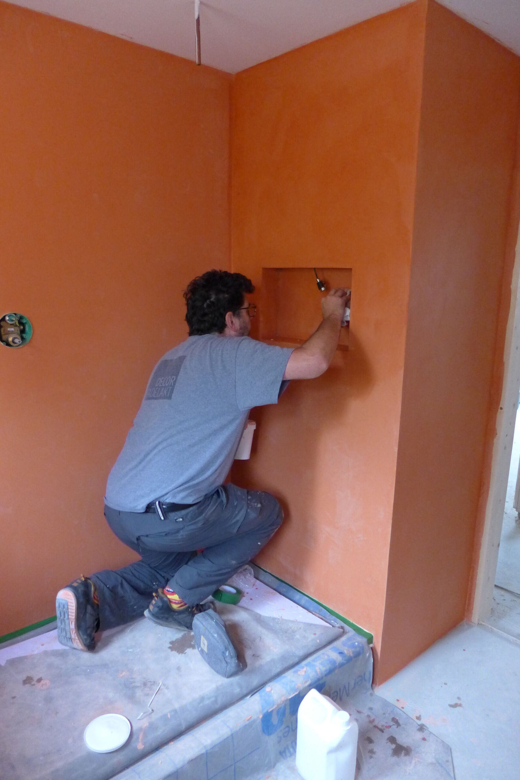 specialist applies tadelakt to shower
