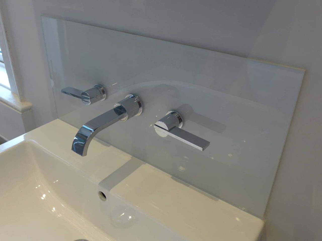 glass basin splashback