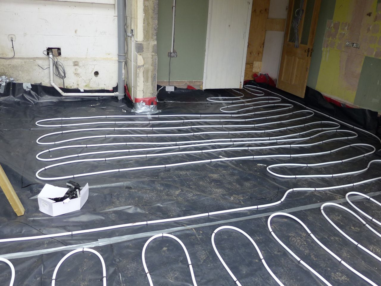underfloor heating pipes