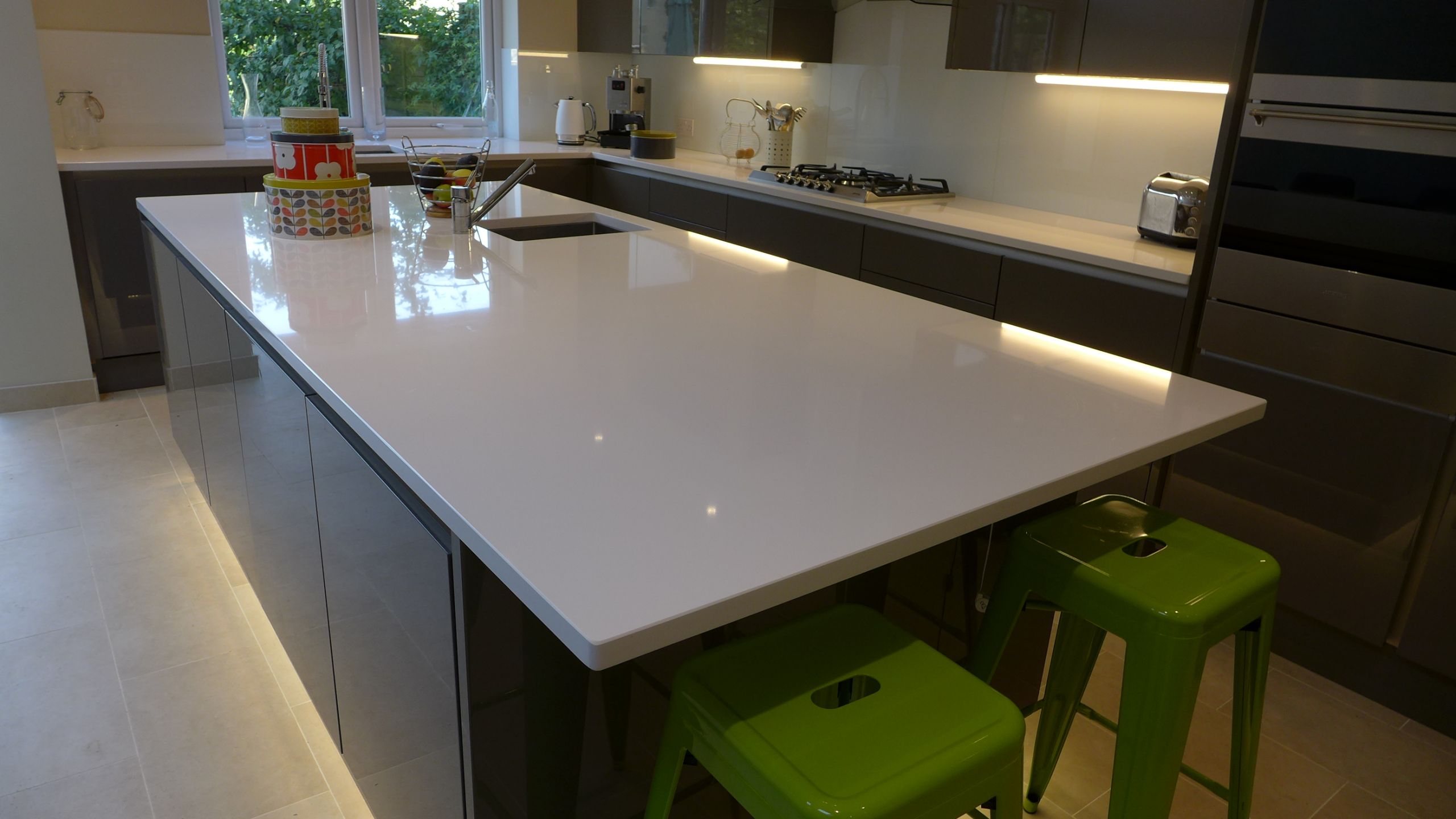 kitchen-island-with-white-quartz-worktop