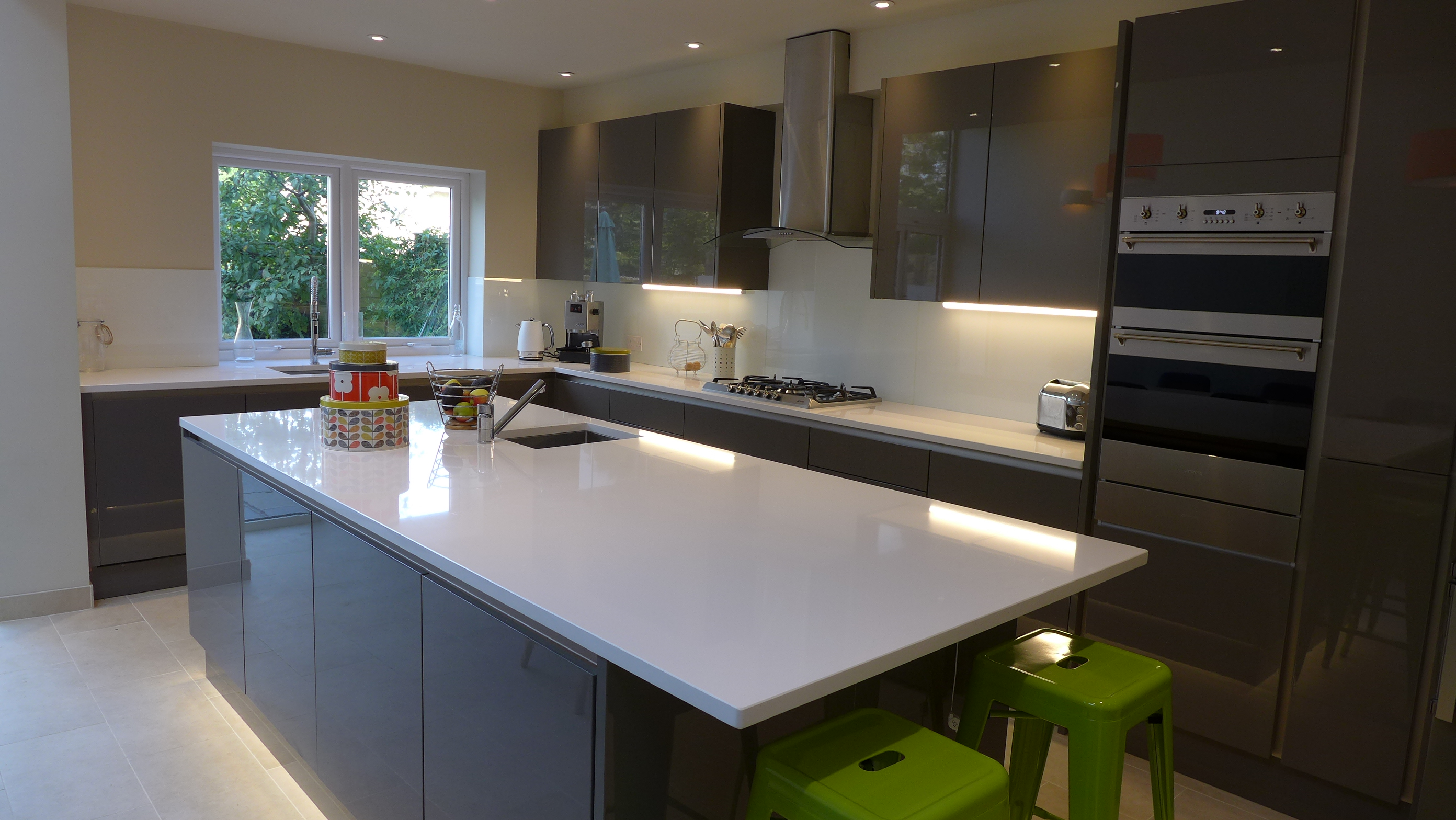 modern-grey-kitchen-with-integrated-handles