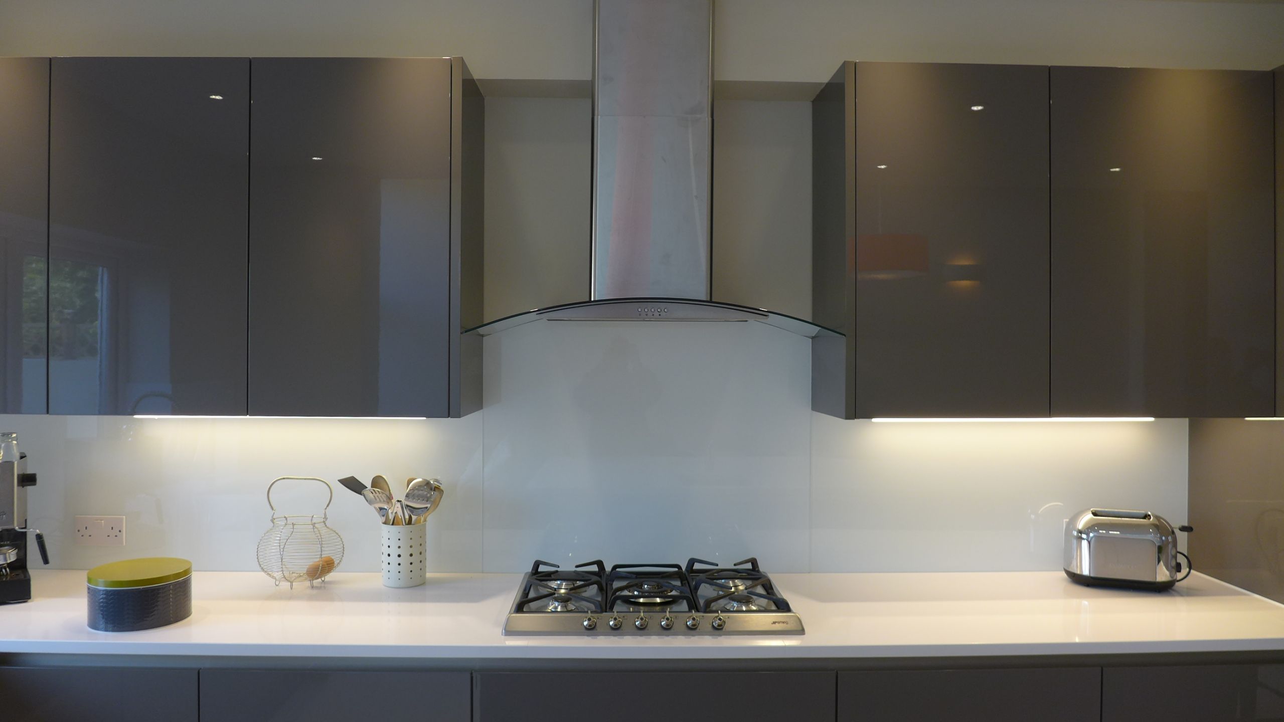 white-glass-kitchen-splashback