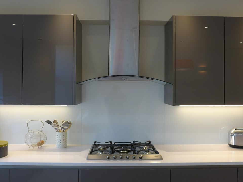 white-glass-kitchen-splashback