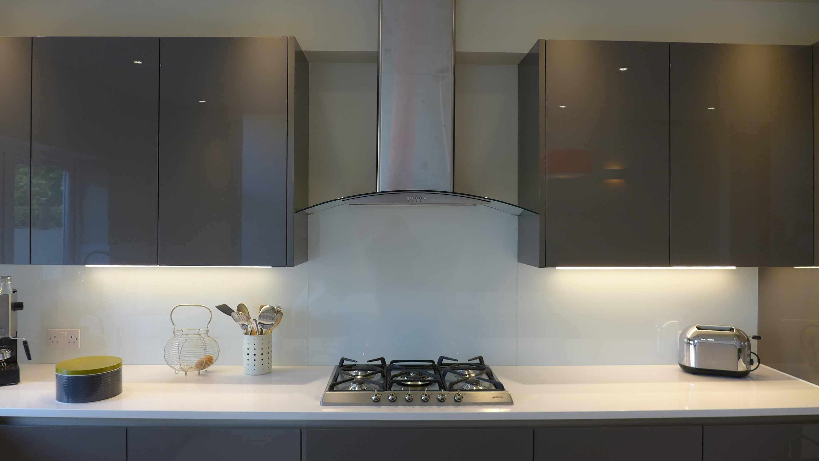 white-glass-kitchen-splashback