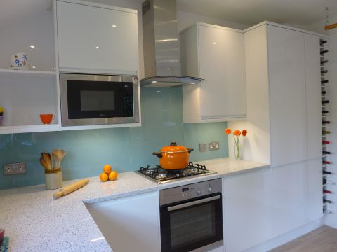 we look at integrated kitchen appliances, as in the photo, as well as freestanding units.