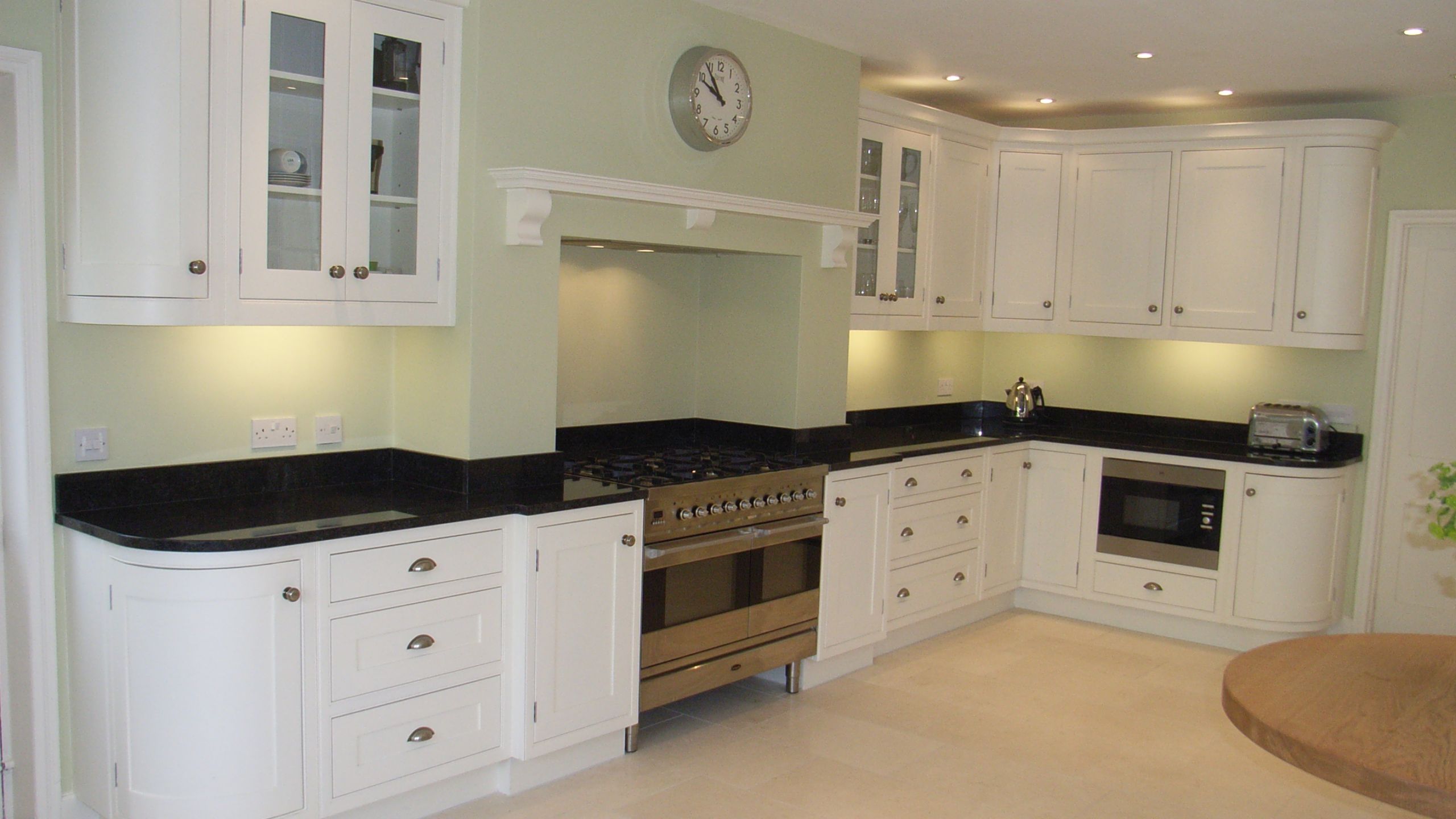 a look at kitchen decoration and how to coordinate all the colours and finishes in a kitchen