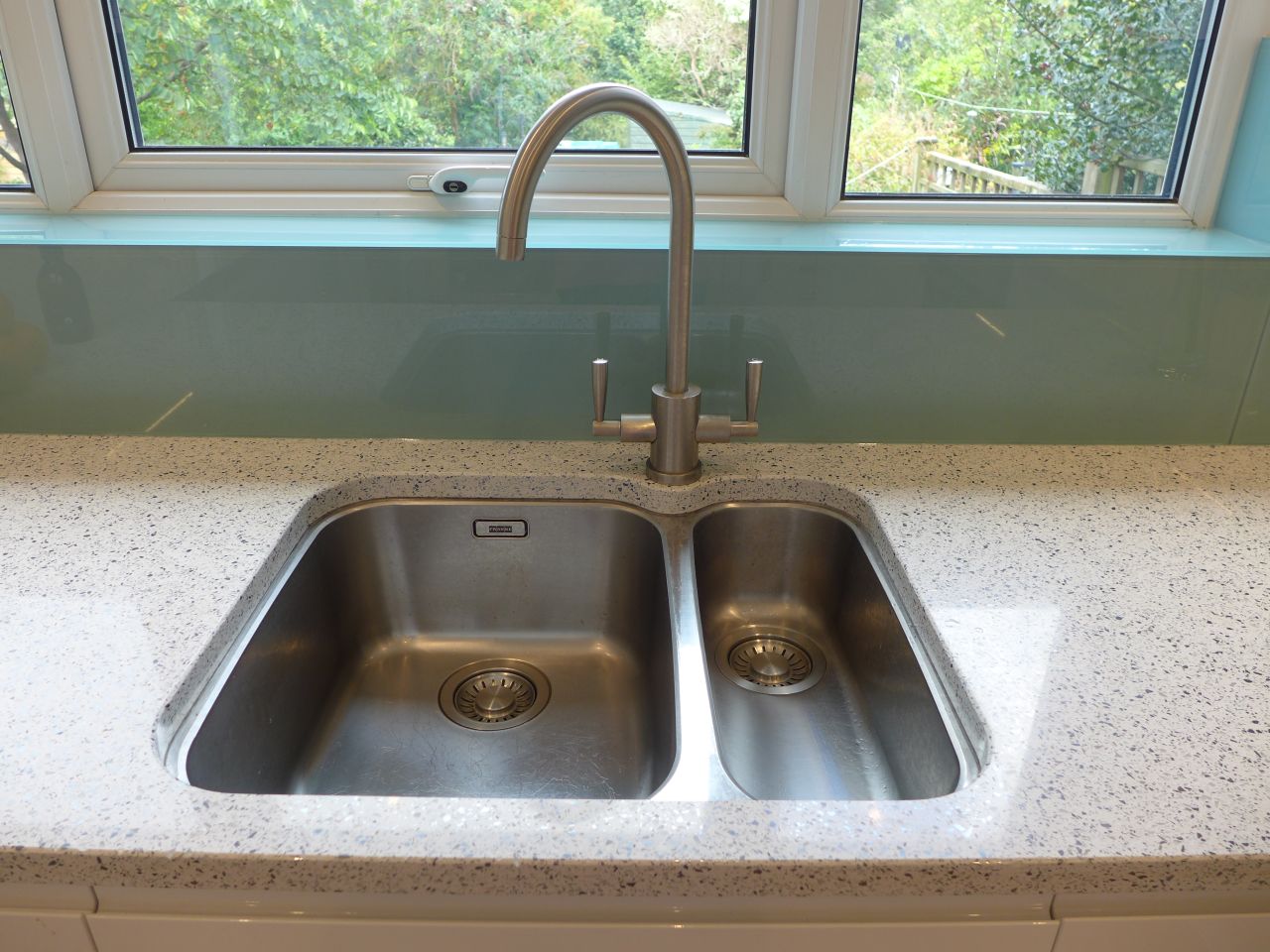 here is some advice on choosing kitchen sinks and taps; here a swan neck tap with undermount sink