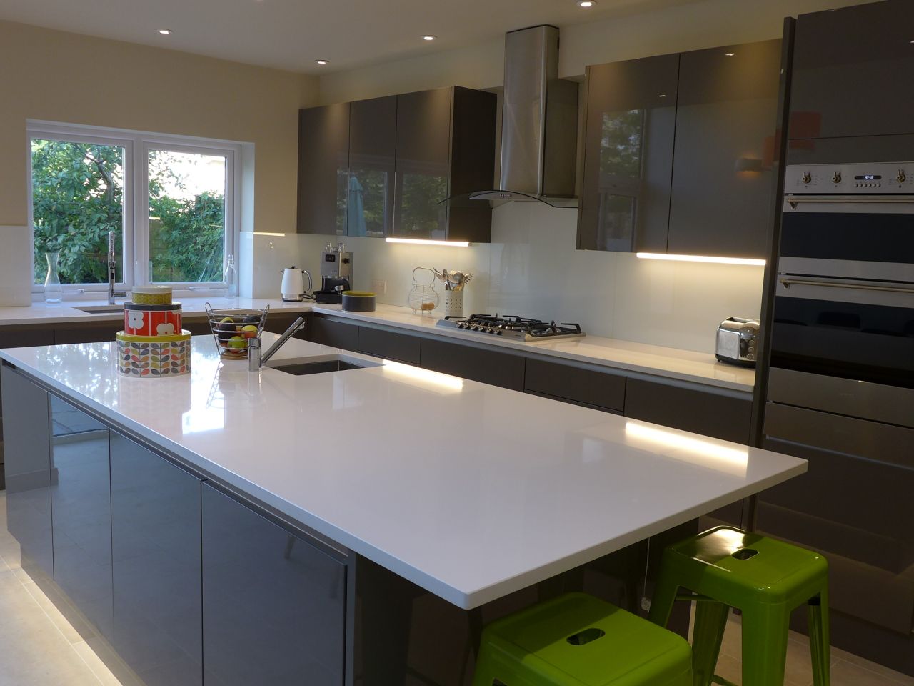 an advice page on kitchen worktops, here showing a quartz worktop with undermount sinks.