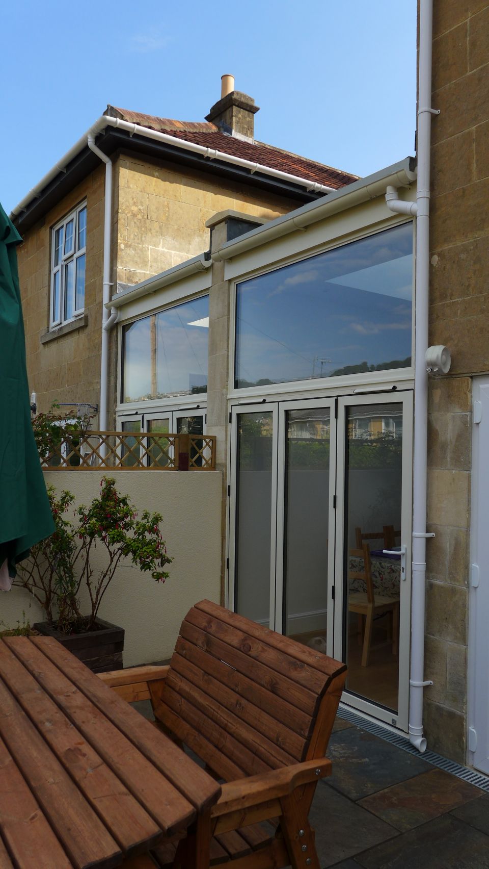 powder coated aluminium bifold doors for this side return extension