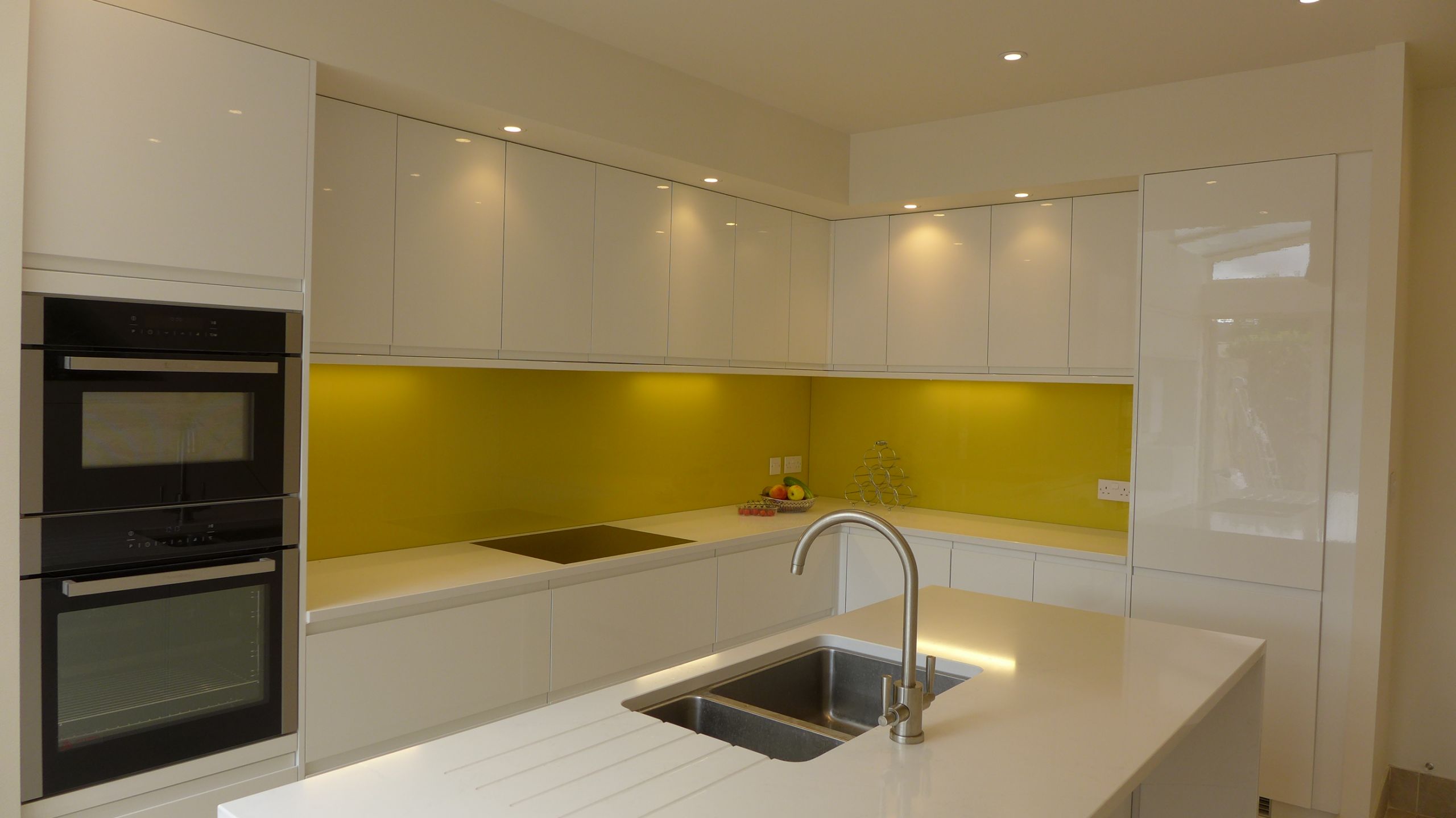 white gloss kitchen