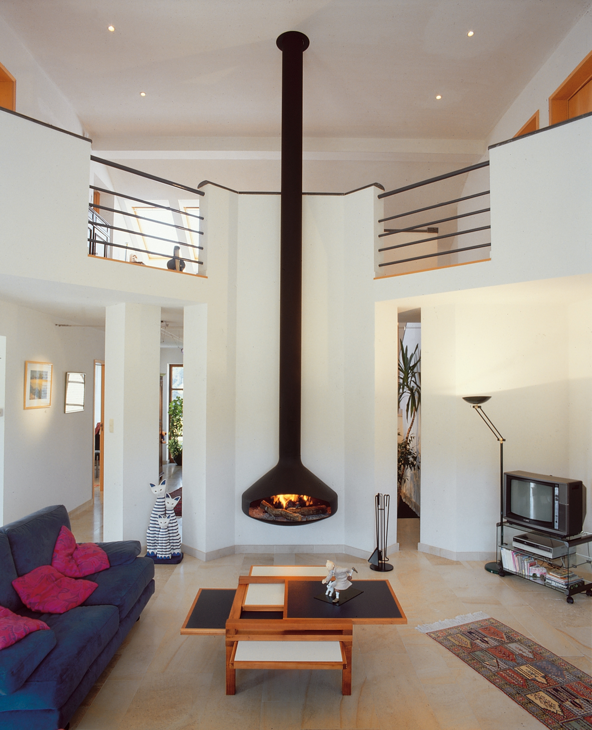 Suspended fireplace