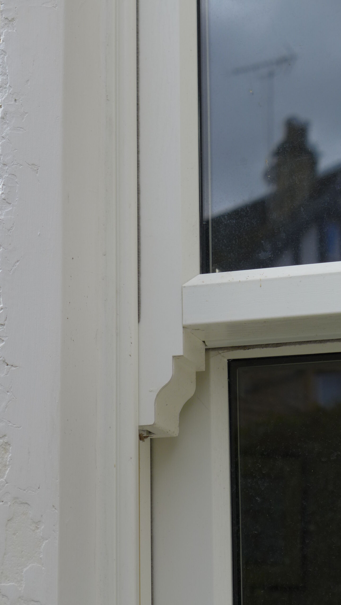 continuous sash window horn