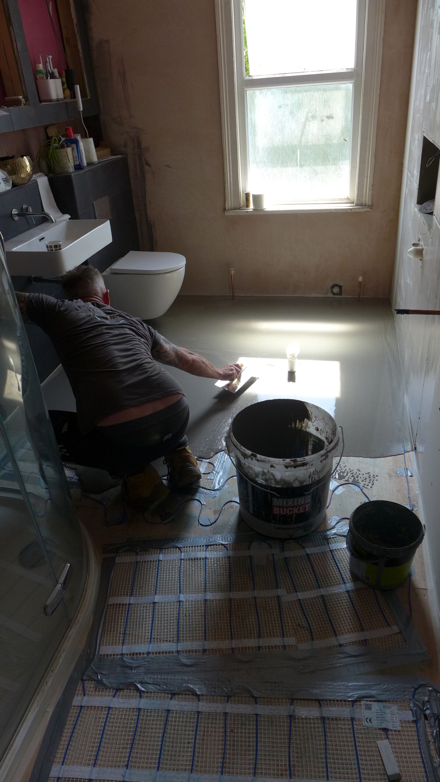 Underfloor heating and levelling compound